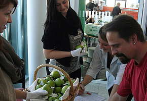 Mitarbeitende der Rehaklink Sonnhalde verteilen Äpfel, Rehabilitanden und Mitarbeitende unterschreiben Petition. 